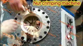 Muttern-Crimpmaschine; Demonstration des Crimpens von Muttern